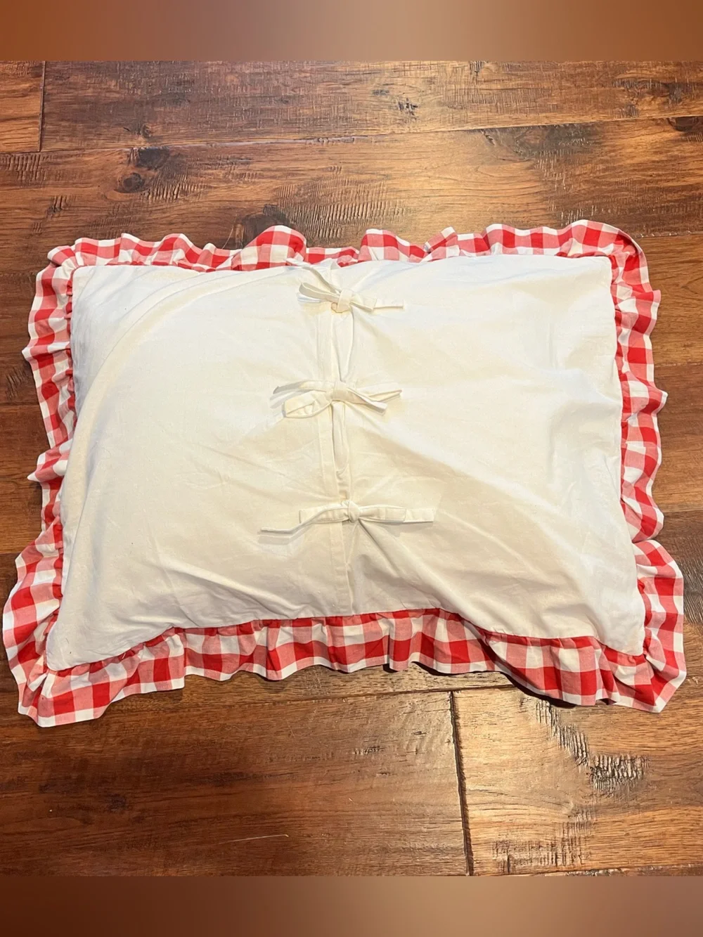 RED & WHITE GINGHAM CHECK RUFFLED PILLOW SHAM. KING.